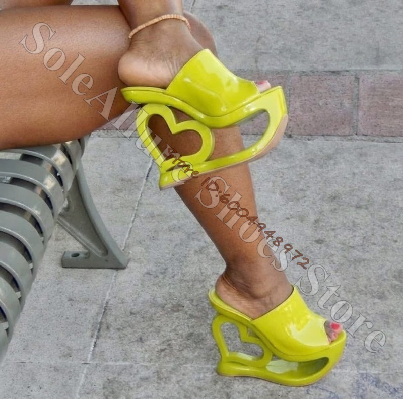 페이턴트 레더 하트 모양 속이 빈 조각 웨지 플랫폼 슬 - Casual Sandal Leather 리뷰 및 가격